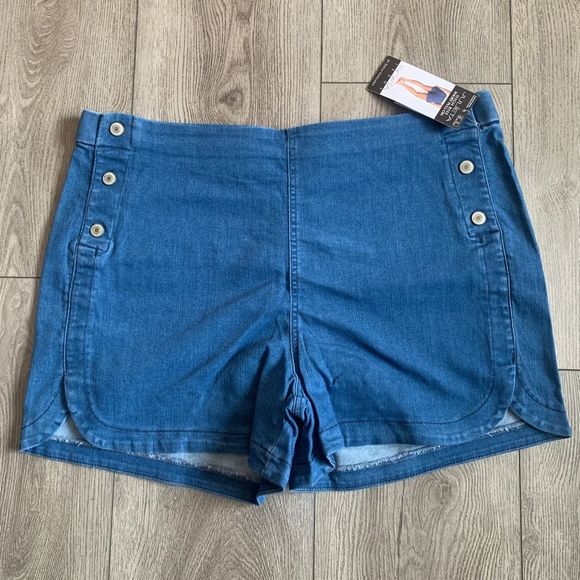 sofia by sofia vergara Pants - Sofia Vergara Julieta  high rise shorts pull on